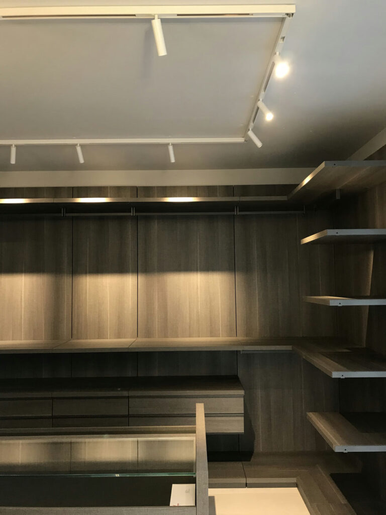 illuminazione cabina armadio con faretti orientabili bianchi